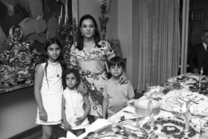 Lola Flores posa en 1968 con sus tres hijos, Lolita, Rosario y Antonio. EFE Archivo/ ct