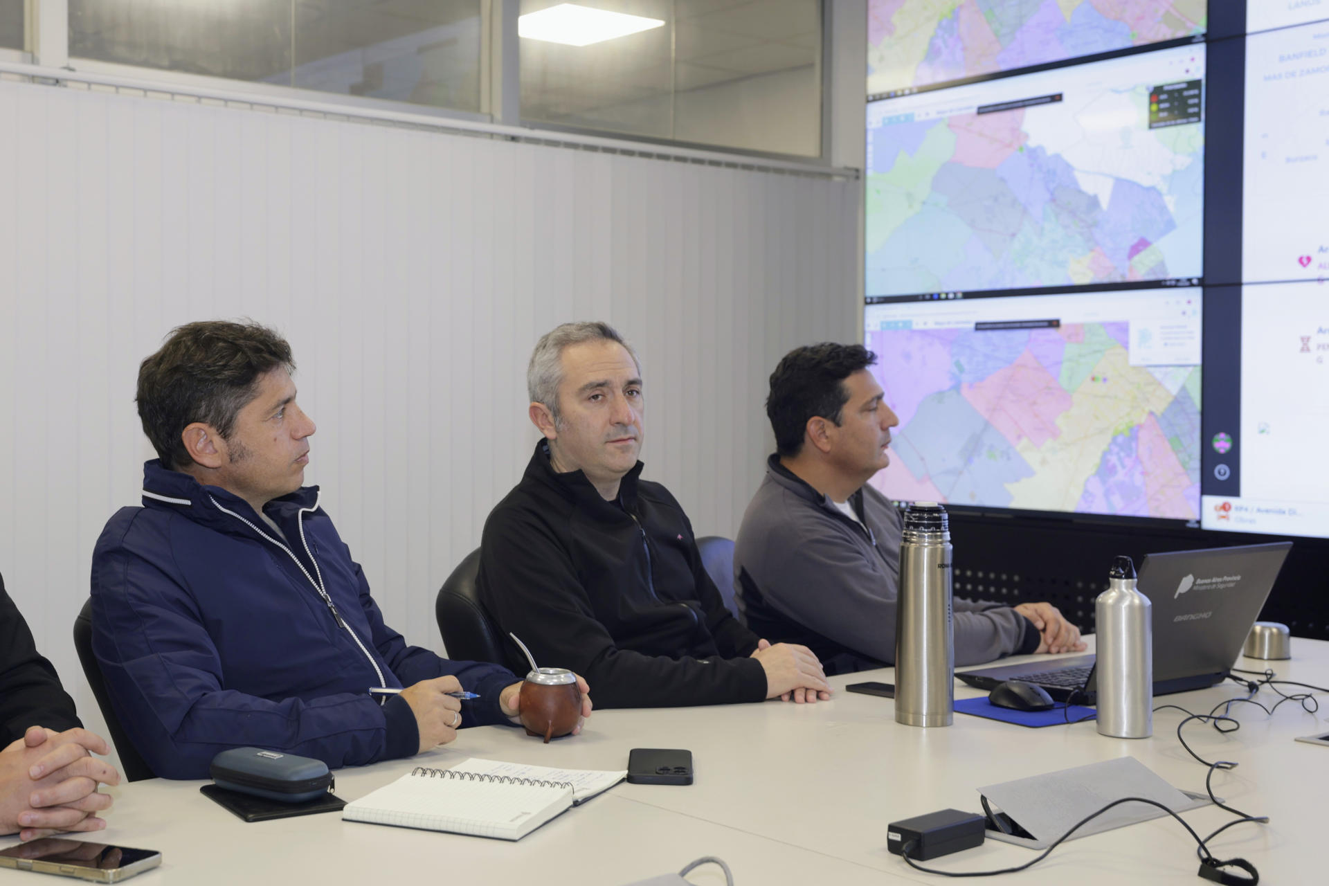 El gobernador de la Provincia de Buenos Aires, Axel Kicillof (i), participa en una reunión durante el temporal que afectó a la provincia este sábado, en Buenos Aires (Argentina). EFE/ Prensa Gobierno de Buenos Aires