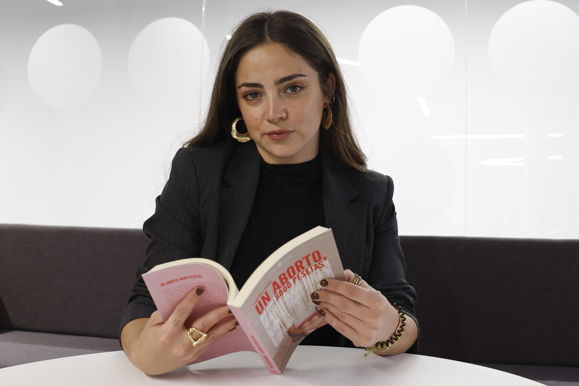 MADRID, 10/05/2025.- "Un aborto, 8.000 pesetas" es el título del libro que este sábado presenta la periodista Paula Boira, en el que repasa el sufrimiento y el miedo de las miles de mujeres que tuvieron que abortar en la clandestinidad durante el franquismo y los primeros años de la Transición y del que ha hablado con EFE.- EFE/Ballesteros