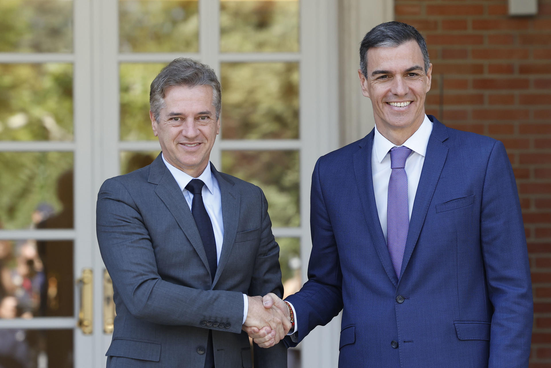 El presidente del Gobierno español, Pedro Sánchez (d), recibe al primer ministro de Eslovenia, Robert Golob (i), en el Palacio de la Moncloa, este jueves. Ambos mandatarios ratificarán este jueves en Madrid su alianza para intentar lograr un alto el fuego en Gaza y la entrada en La Franja de ayuda humanitaria, así como para avanzar en la solución de los dos Estados, Israel y Palestina. EFE/ Chema Moya