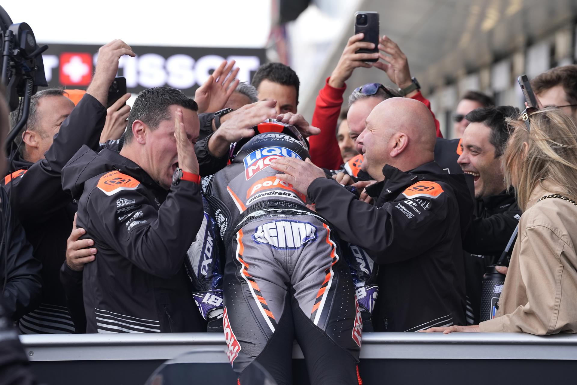 El piloto de Liqui Moly Dynavolt Intact GP, el australiano Senna Agius celebra su victoria en la carrera de Moto2 en el Gran Premio de Motociclismo de Gran Bretaña en el circuito de Silverstone en Towcester, Gran Bretaña. EFE/EPA/TIM KEETON
//////////
Towcester (United Kingdom), 25/05/2025.- Liqui Moly Dynavolt Intact GP rider Senna Agius of Australia celebrates winning the Moto2 race at the Motorcycling Grand Prix of Great Britain at the Silverstone Circuit race track in Towcester, Britain, 25 May 2025. (Motociclismo, Gran Bretaña, Reino Unido) EFE/EPA/TIM KEETON