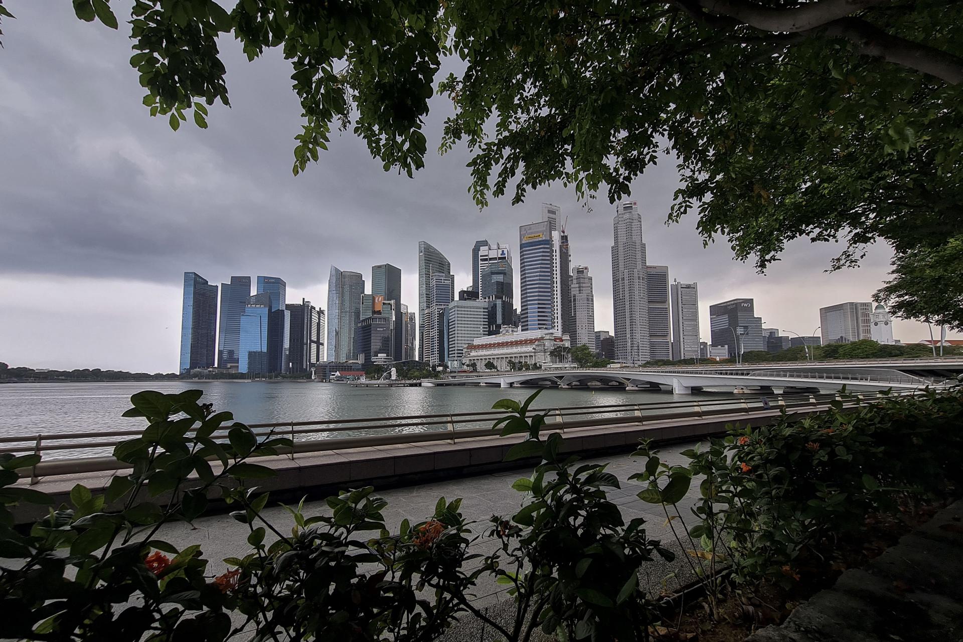 Fotografía de archivo que muestra el horizonte del distrito financiero de Singapur. EFE/EPA/WALLACE WOON