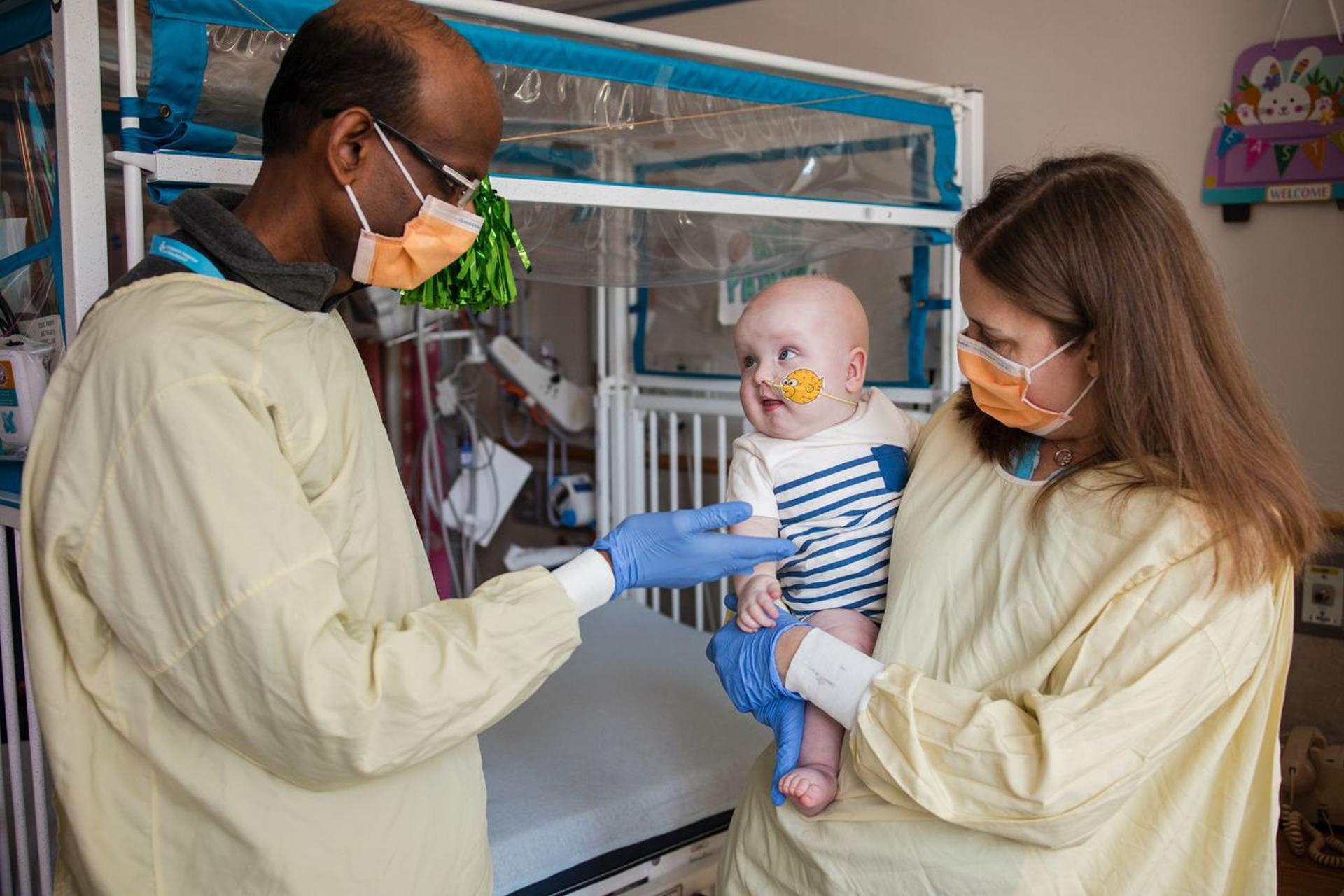 Los doctores Kiran Musunuru y Rebecca Ahrens-Nicklas con el paciente KJ. Crédito: Imagen cedida por el Hospital Infantil de Filadelfia/SOLO USO EDITORIAL