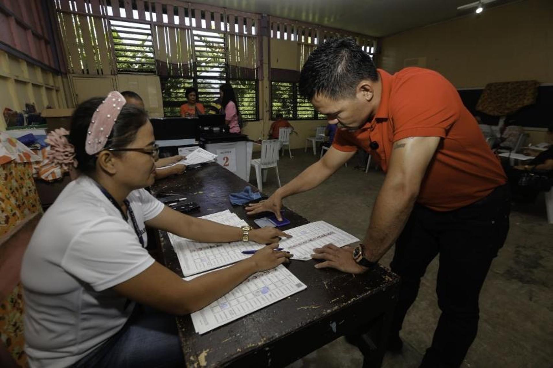 - Una foto de mano puesta a disposición por Team Pacquiao muestra al ex boxeador y senador Manny Pacquiao votando en un centro de votación en Kiamba, provincia de Sarangani, sur de Filipinas, el 12 de mayo de 2025. Los filipinos acudieron en masa a los centros de votación para emitir sus votos para las elecciones nacionales y locales de mitad de período del 12 de mayo, con aproximadamente 18.000 puestos gubernamentales que se espera que se cubran, desde senadores hasta funcionarios locales de aldeas. (Elecciones, Filipinas) EFE/EPA/TEAM PACQIAO HANDOUT USO EDITORIAL ÚNICAMENTE/NO VENTAS