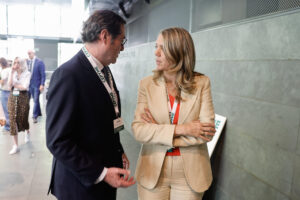 La presidenta de CEOE Valladolid, Ángela de Miguel (d), conversa con el presidente de la Confederación Española de Organizaciones Empresariales (CEOE), Antonio Garamendi (i), tras haber sido proclamada este martes en Madrid presidenta de la patronal de las pymes Cepyme, logrando una victoria ajustada por 30 votos en los comicios celebrados este martes frente al hasta ahora líder de la organización, Gerardo Cuerva. EFE/ Sergio Pérez