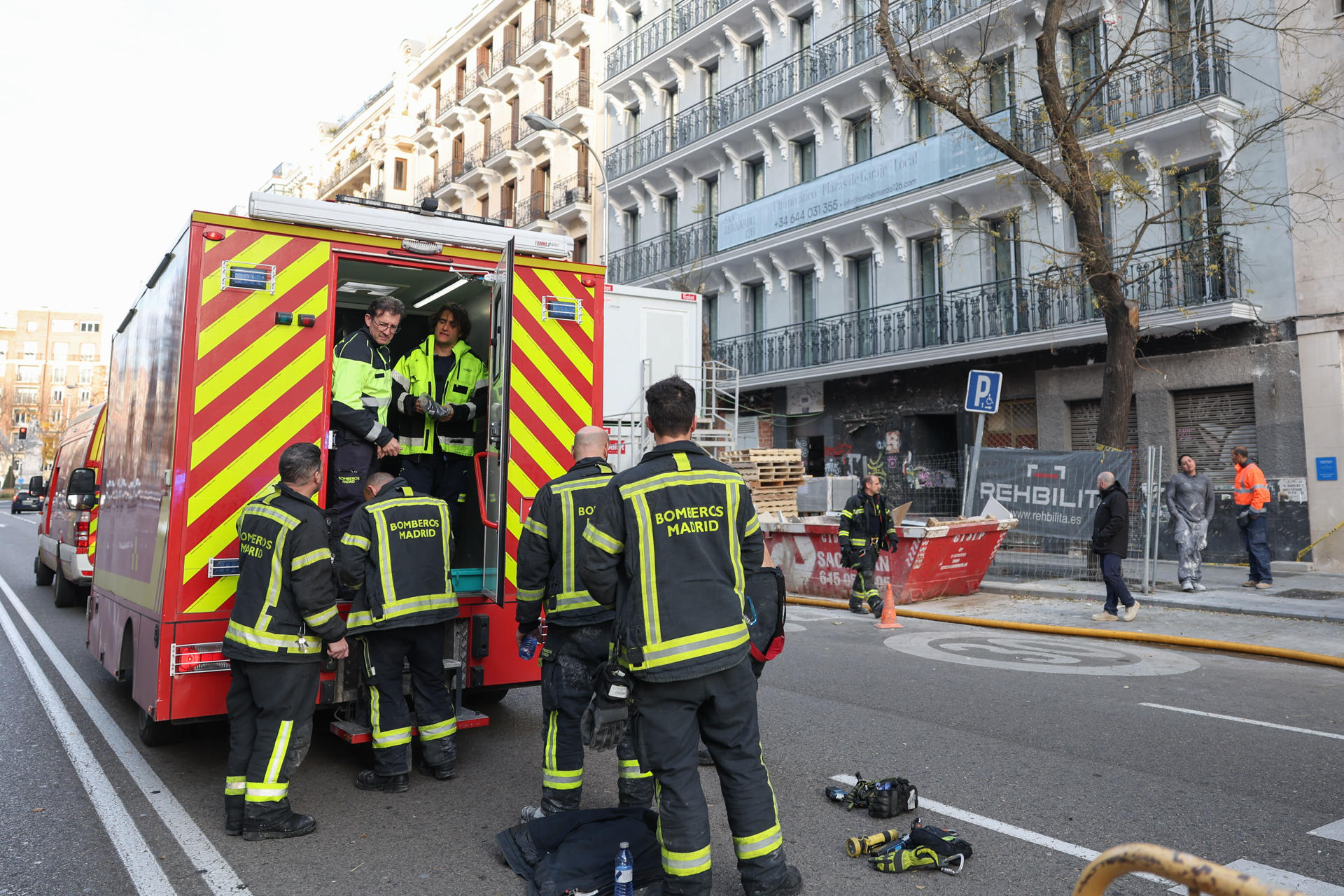 Foto de archivo de un grupo de bomberos en un incendio en Madrid. EFE/ Kiko Huesca