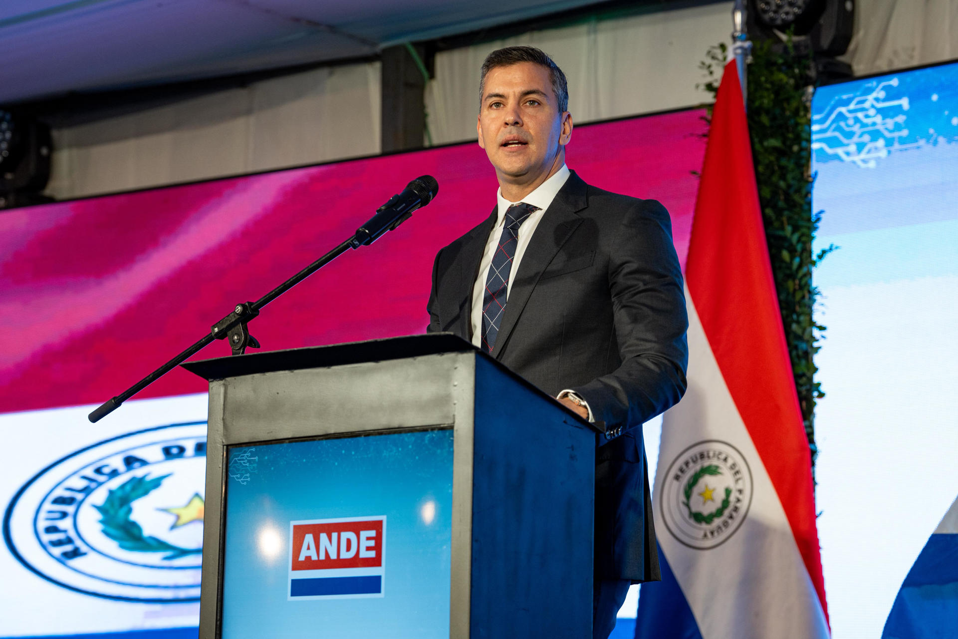 Fotografía cedida del mandatario, Santiago Peña, hablando durante la inauguración de la Subestación de Interconexión Valenzuela este 10 de mayo de 2025, en Valenzuela (Paraguay). .EFE/ Presidencia de Paraguay