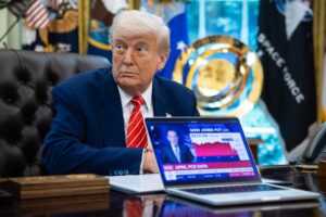 El presidente de EE. UU. Donald Trump sentado cerca de un ordenador reproduciendo un reportaje sobre el mercado de valores durante una conferencia de prensa en la Oficina Oval de la Casa Blanca en Washington, DC, EE. UU., 30 de mayo de 2025. EFE/FRANCIS CHUNG