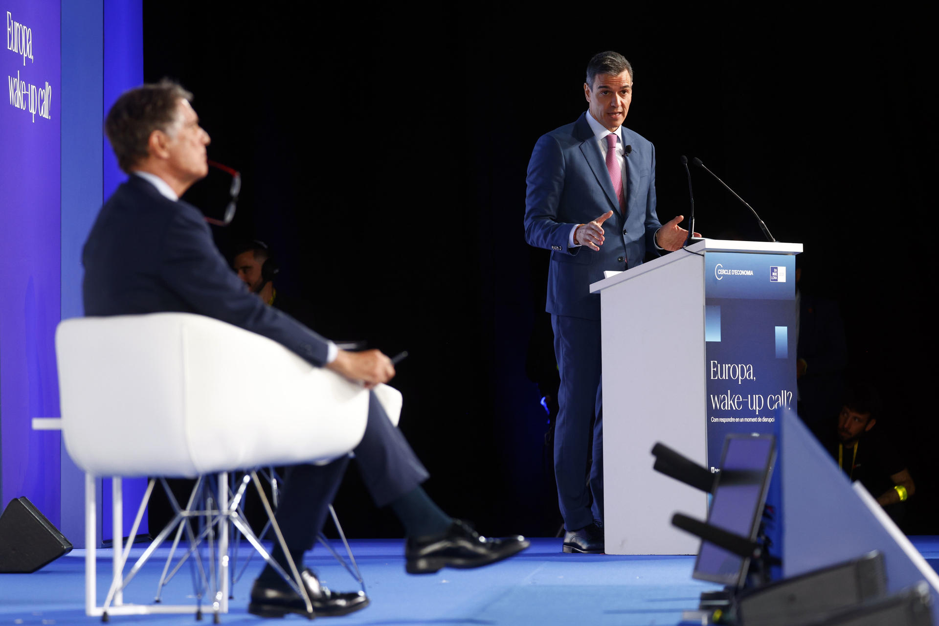 El presidente del Gobierno, Pedro Sánchez, durante su intervención en la inauguración de la reunión anual del Cercle d'Economia, que congrega en su cuadragésima edición a líderes políticos y empresariales bajo el lema "Europa, wake-up call?", para analizar el convulso contexto geopolítico. EFE/Quique García