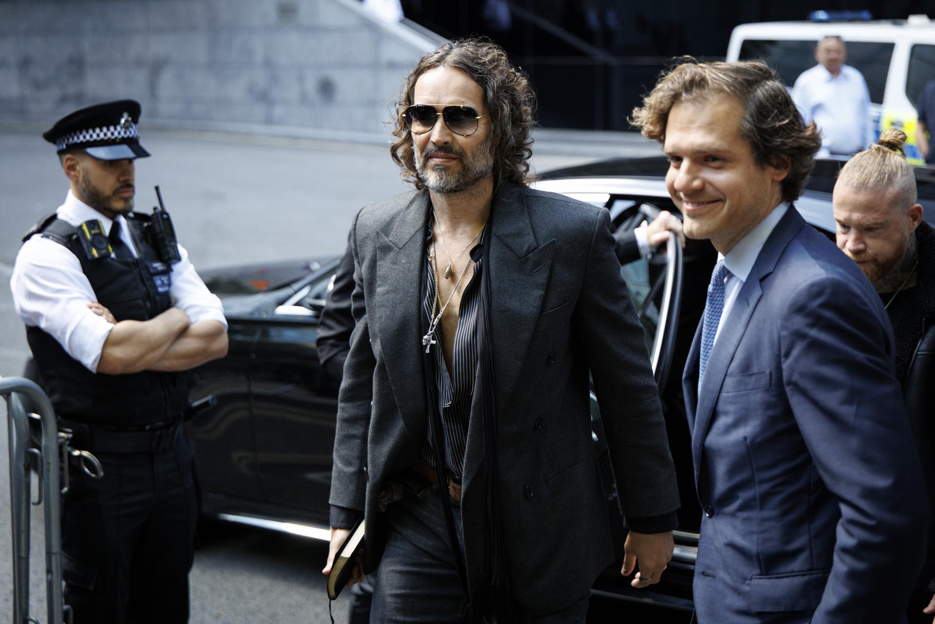 El comediante y actor británico Russell Brand llega a la Corte de la Corona de Southwark para declarar sobre los cargos de violación y agresión sexual en Londres, Reino Unido, 30 de mayo de 2025.EFE/EPA/TOLGA AKMEN