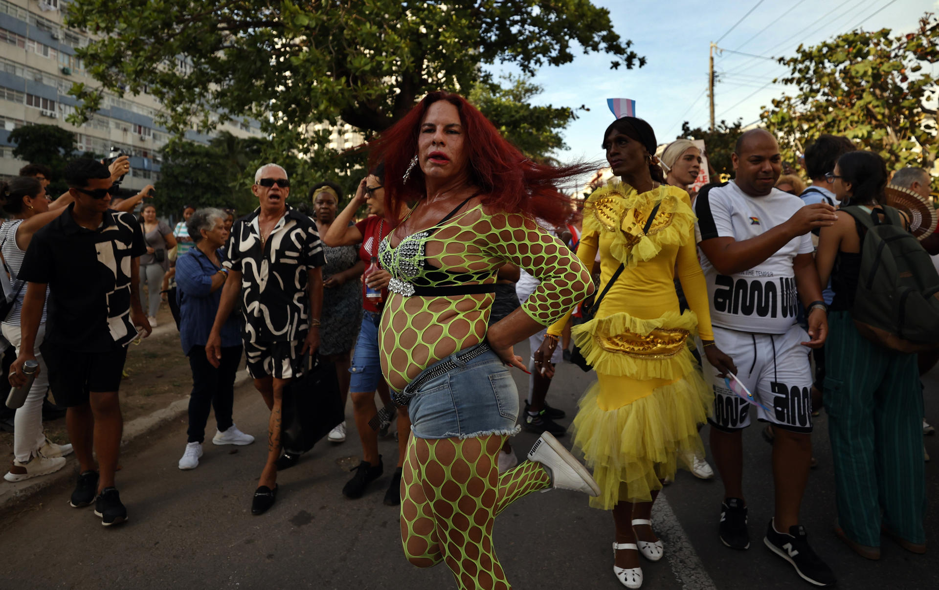 Personas participan en una marcha de la comunidad LGTBI este sábado, en La Habana (Cuba). EFE/ Ernesto Mastrascusa