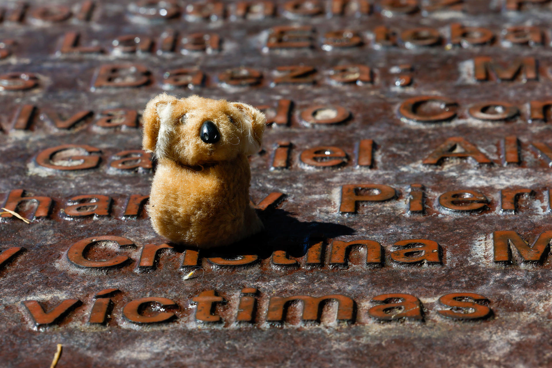 Un pequeño peluche en recuerdo de las víctimas del accidente del vuelo JK5022 de Spanair en la Terminal 2 del Aeropuerto de Barajas, en una imagen de archivo. EFE/ Chema Moya
