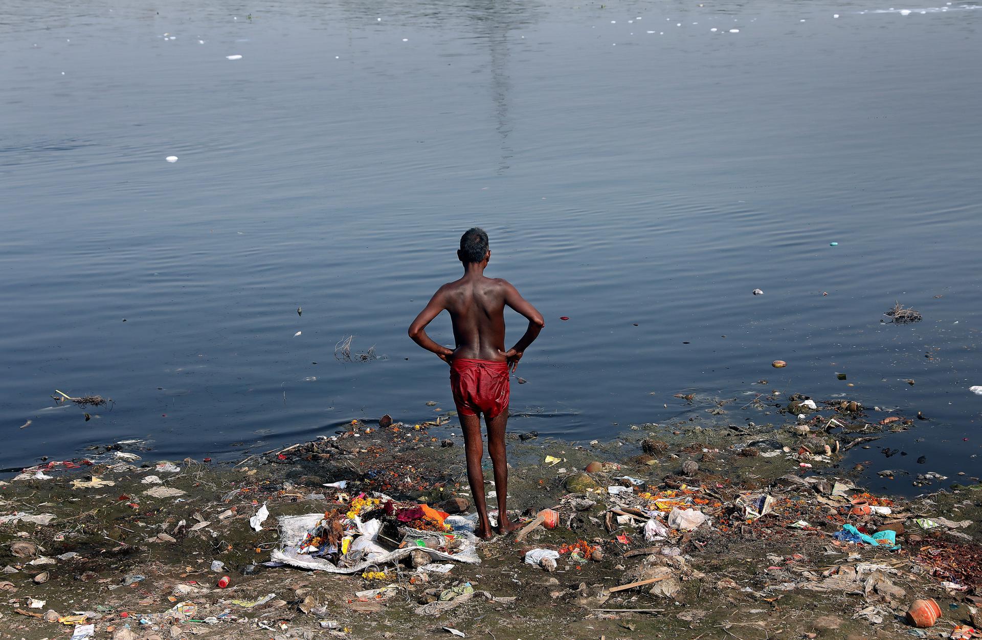 Un niño permanece en la orilla del río de Yamuna, altamente contaminado, en Nueva Delhi (India), en una imagen de archivo. EFE/ Harish Tyagi