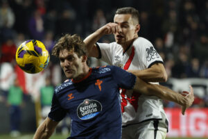 El defensa del Celta Marcos Alonso (i) lucha con Jorge De Frutos, del Rayo, en el estadio de Vallecas. en foto de archivo de Juanjo Martín. EFE