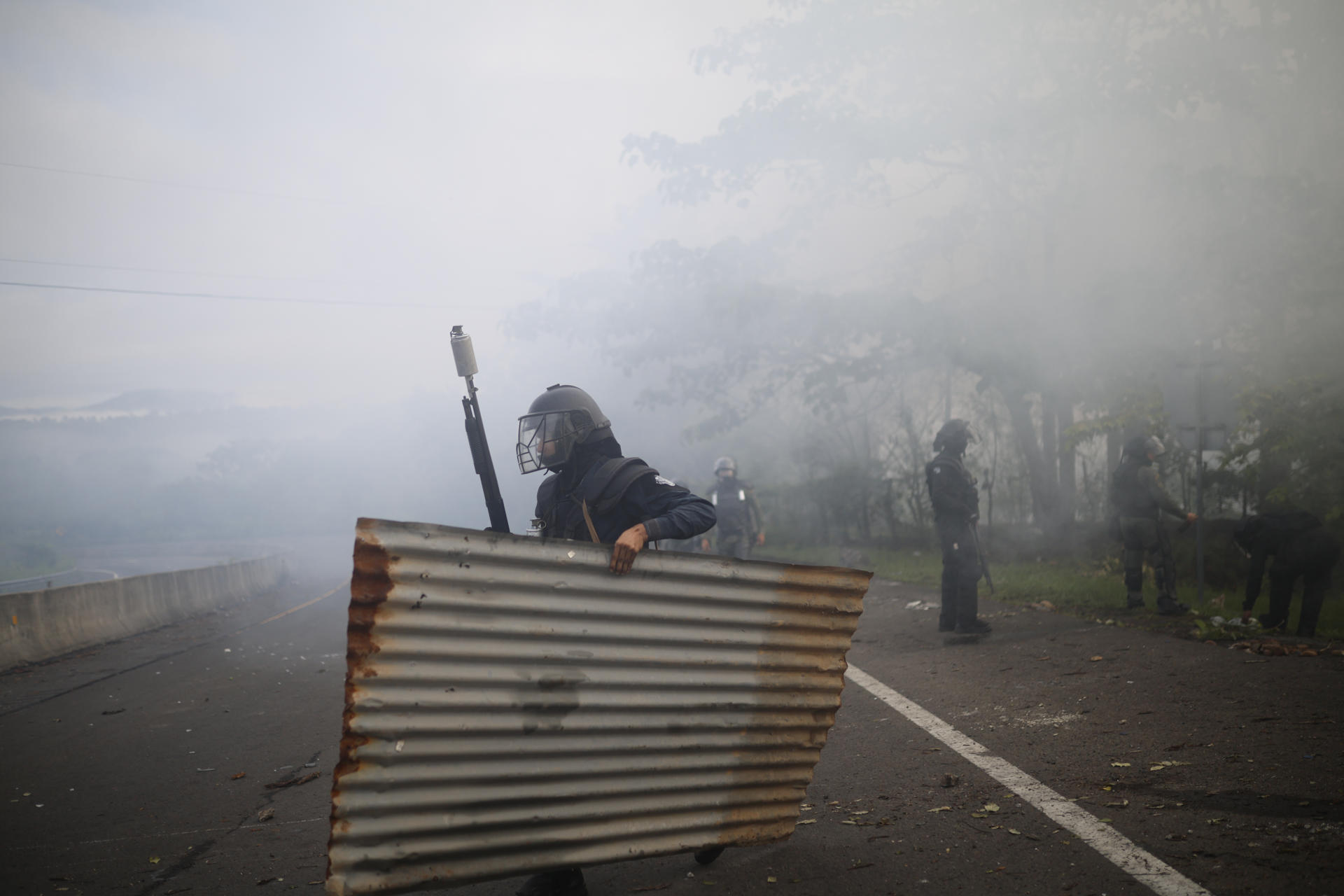 Integrantes de la Unidad de Control de Multitudes de Panamá (UCM) y manifestantes se enfrentan durante una protesta este miércoles, en Viguí, Veraguas (Panamá). EFE/ Bienvenido Velasco
