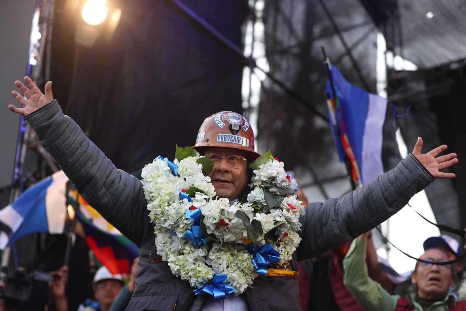 Fotografía de archivo fechada el 28 de abril de 2025 del presidente boliviano, Luis Arce, saludando durante un acto donde fue proclamado como candidato del Movimiento al Socialismo (MAS) para los comicios electorales generales de agosto en La Paz (Bolivia). EFE/ Luis Gandarillas