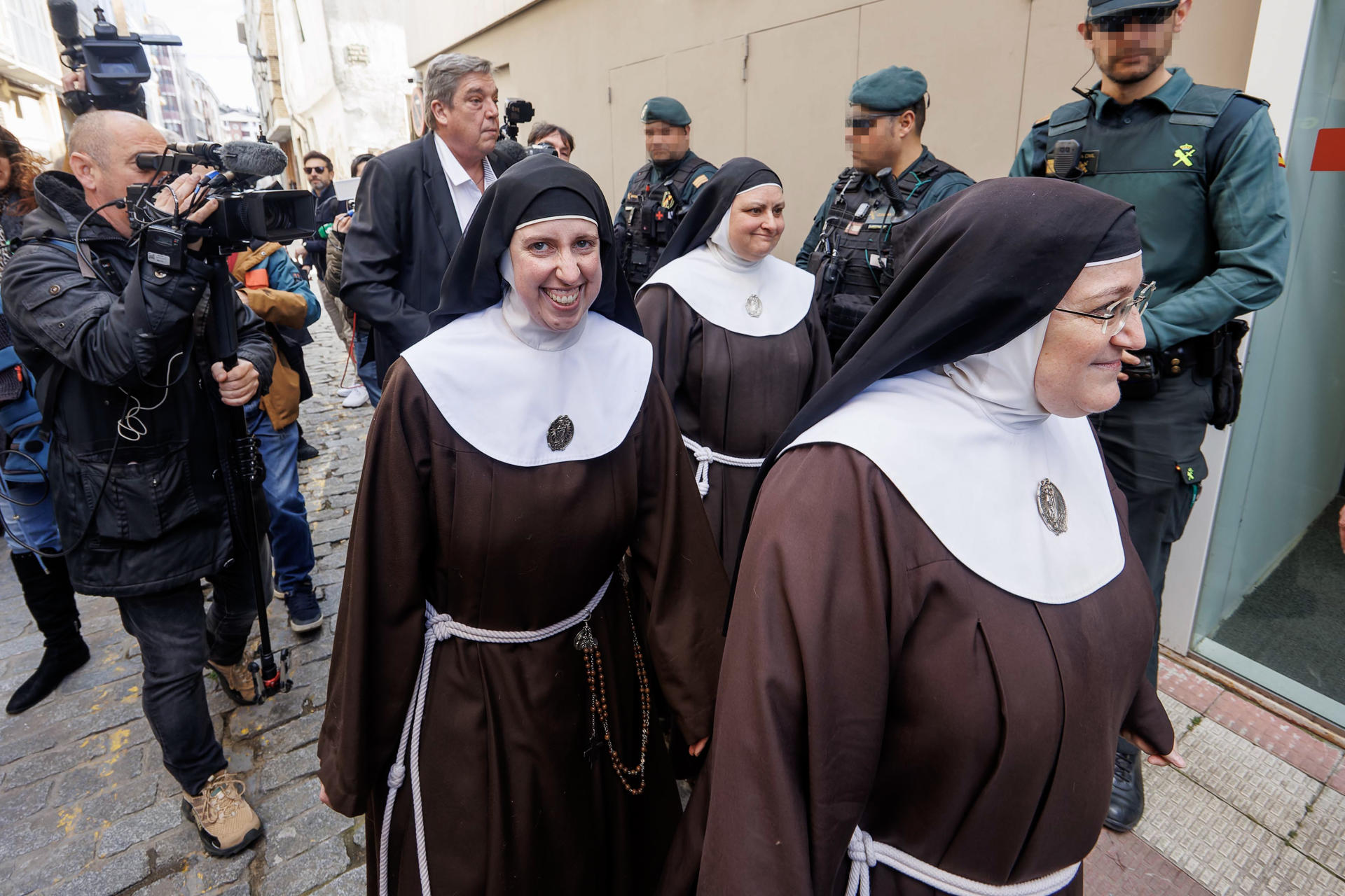 Las exreligiosas del convento de las Clarisas de Belorado, Laura García de Viedma (d), Susana Mateo (i) y María Paz (c), declaran en el juzgado de Primera Instancia e Instrucción número 1 de Briviesca, este miércoles. EFE/Santi Otero
