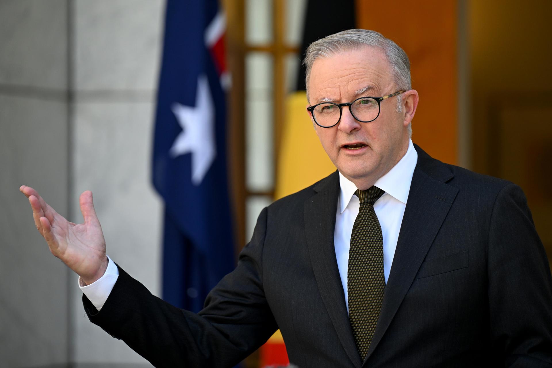 Imagen de archivo del primer ministro de Australia, Anthony Albanese durante una rueda de prensa en Canberra el 20 de diciembre de 2024. EFE/EPA/LUKAS COCH AUSTRALIA AND NEW ZEALAND OUT