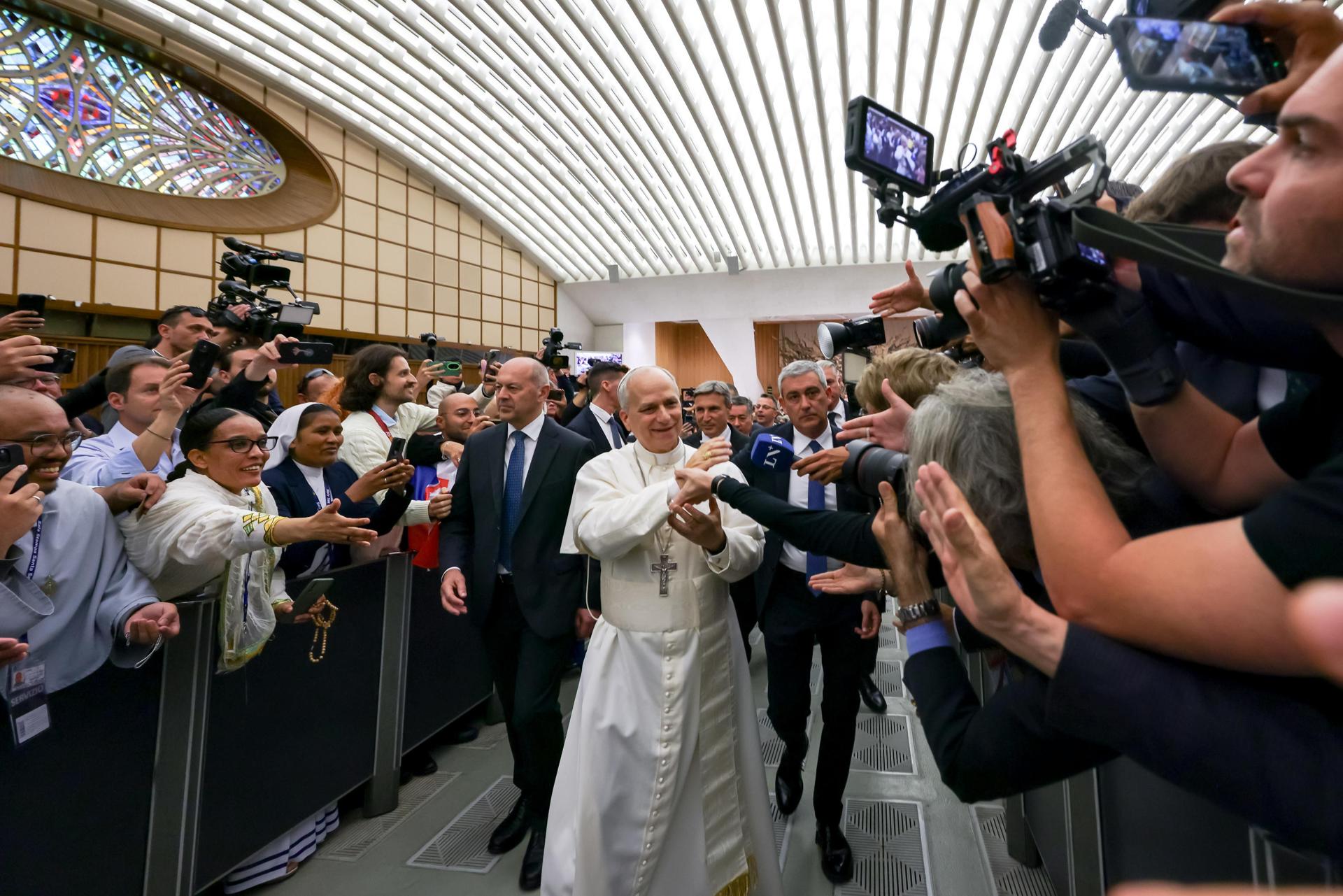 El Papa León XIV (C) saluda a los fieles durante una audiencia con representantes de los medios de comunicación en el Aula Nervi del Vaticano, Ciudad del Vaticano, 12 de mayo de 2025. (Papa)
EFE/EPA/ANDREA SOLERO
//////////
VATICAN CITY (Vatican City State (Holy See)), 12/05/2025.- Pope Leo XIV (C) greets the faithful during an audience with representatives of the media in Nervi Hall at the Vatican, Vatican City, 12 May 2025. (Papa) EFE/EPA/ANDREA SOLERO