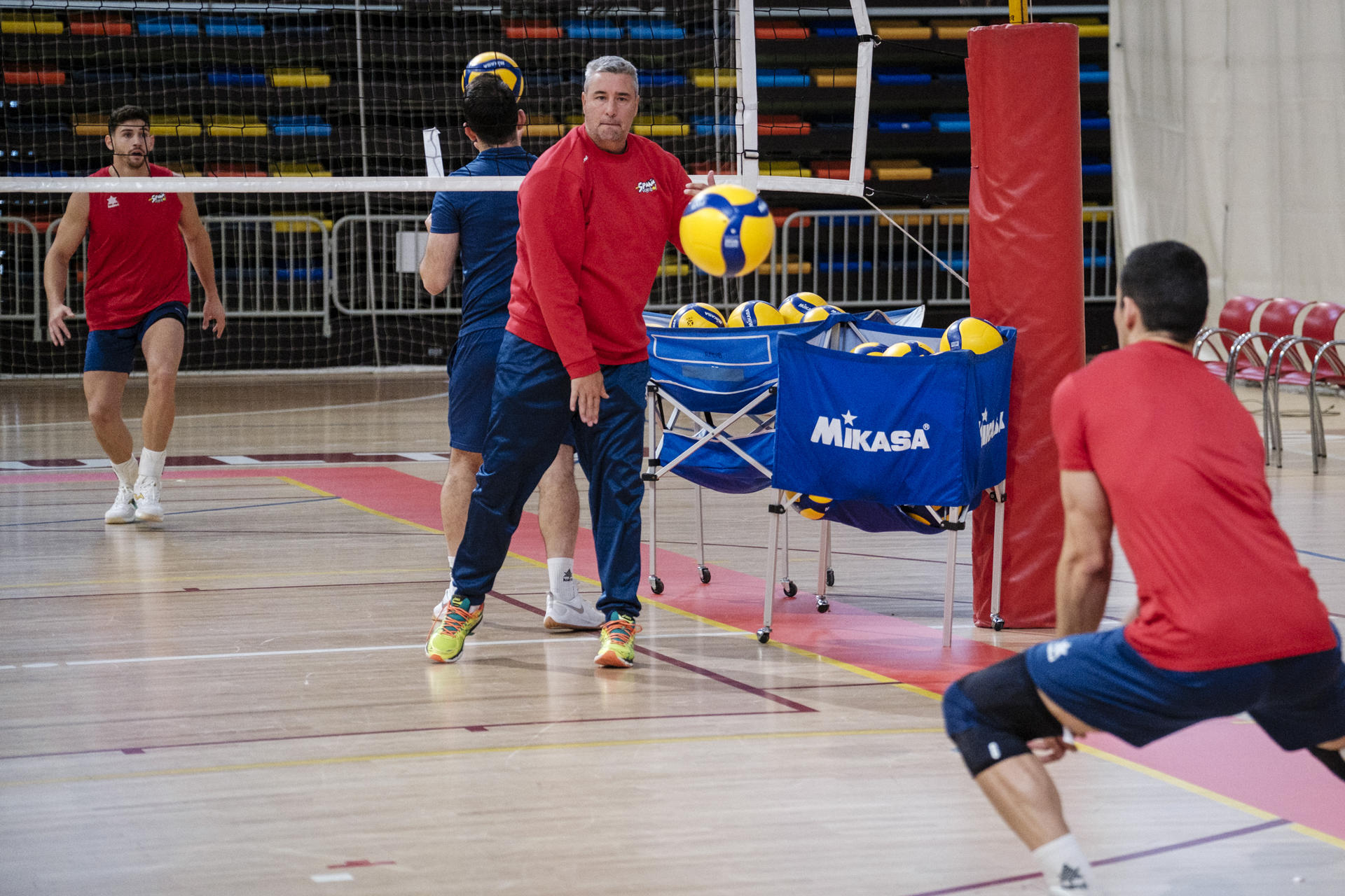 La selección española masculina de voleibol inicia este lunes una nueva etapa de la mano del francés Hubert Henno como nuevo técnico, con una concentración en Guadalajara. EFE/ Nacho Izquierdo