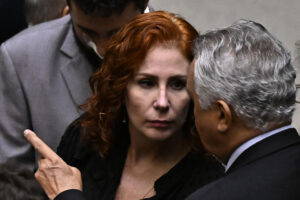 Fotografía de archivo, tomada el 1 de febrero de 2025, de la diputada bolsonarista Carla Zambelli (c), durante la elección del presidente de la Cámara de Diputados de Brasil, en Brasilia (Brasil). EFE/Andre Borges