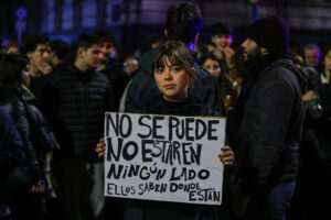 Una mujer sostiene un cartel durante la trigésima edición de la Marcha del Silencio este martes, en Montevideo (Uruguay). EFE/ Gaston Britos