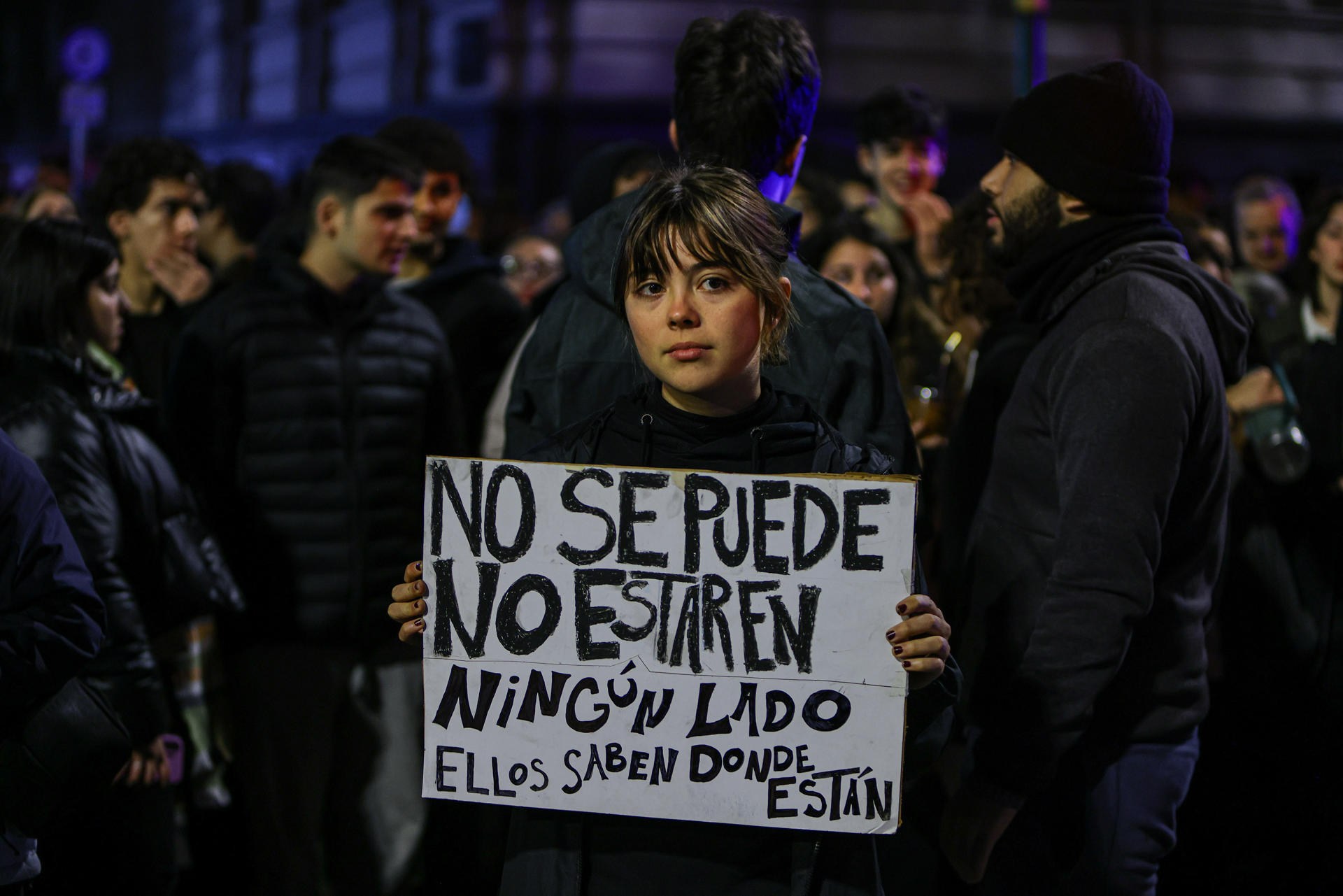 Una mujer sostiene un cartel durante la trigésima edición de la Marcha del Silencio este martes, en Montevideo (Uruguay). EFE/ Gaston Britos