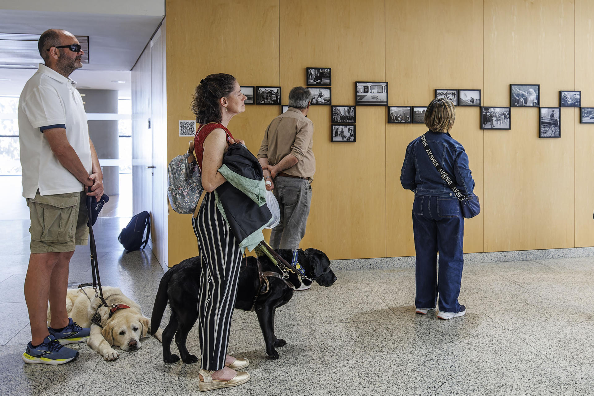 Una delegación de la ONCE ha visitado este martes 'Tu memoria colectiva', la exposición fotográfica que la Agencia EFE muestra en el Fórum Evolución de Burgos y que cuenta con un espacio inclusivo que también permite a las personas con diversidad visual disfrutar de imágenes emblemáticas de la historia universal reciente a través del tacto. EFE/ Roman G. Aguilera