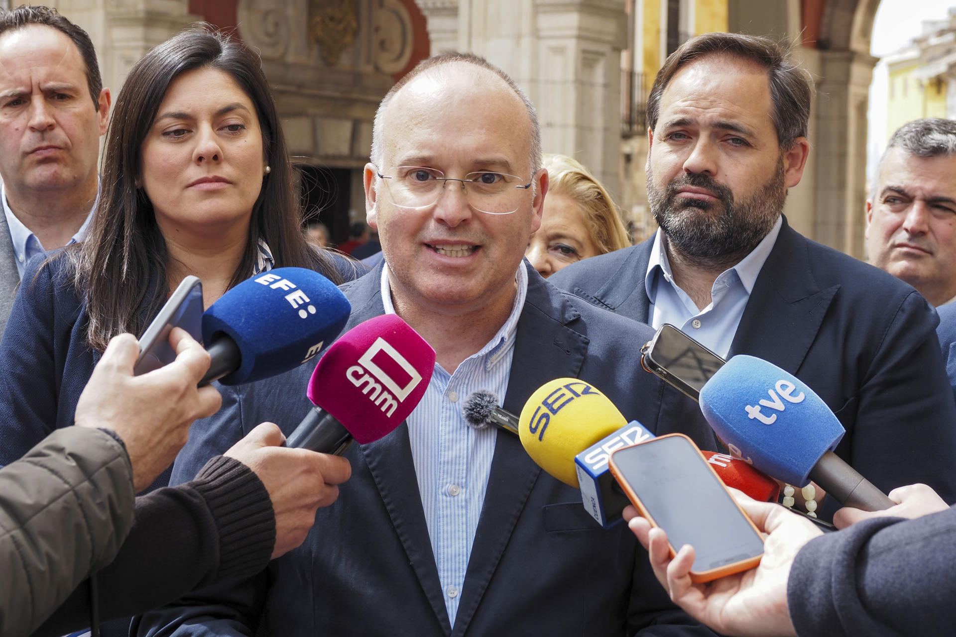 El portavoz del grupo popular en el Congreso de los Diputados, Miguel Tellado atiende a la prensa durante su visita a Cuenca, este viernes. EFE/ Álvaro del Olmo