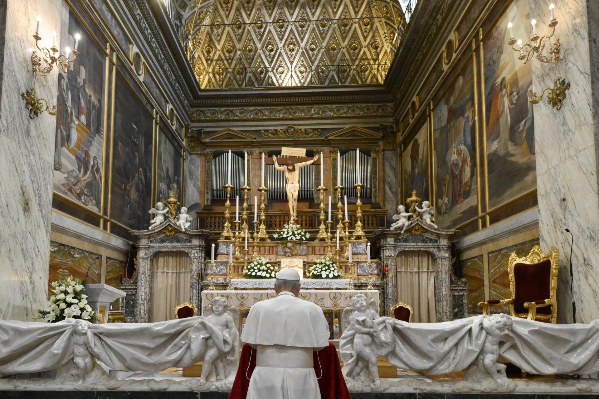 Una foto de archivo facilitada por Vatican Media muestra al Papa León XIV durante su visita al Santuario de la Madre del Buen Consejo en Genazzano, cerca de Roma, Italia. EFE/VATICAN MEDIA