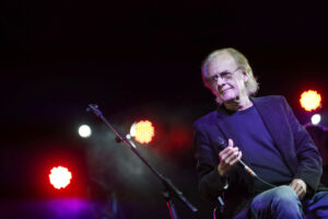 El cantautor Luis Eduardo Aute. EFE/Javier Lizón