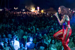 Música, debates, arte, gastronomía internacional y una amplia agenda extramusical constituyen los pilares del festival reggae Rototom Sunsplash que un verano más transforma el municipio mediterráneo de Benicàssim (Castellón) en una experiencia cultural y social que lo convierte en un evento único y comprometido, enraizado en la ecología y la multiculturalidad. En la imagen una actuación en la edición del año pasado. EFE/Luca A D'agostino/ROTOTOM    ----CRÉDITO OBLIGATORIO, solo para ilustrar la información que acompaña----