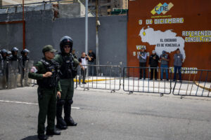 Fotografía de militares custodiando las instalaciones del Consejo Nacional Electoral. EFE/ Miguel Gutiérrez