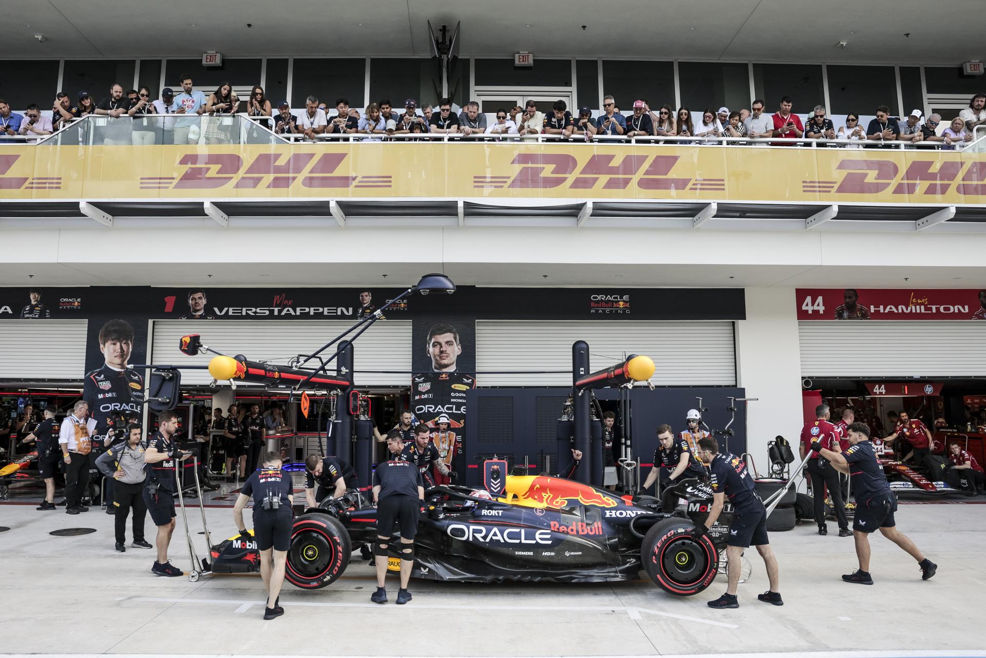 El piloto de Red Bull Racing, Max Verstappen en el carril de boxes durante la carrera de clasificación del Gran Premio de Fórmula 1 de Miami 2025. EFE/EPA/SHAWN THEW