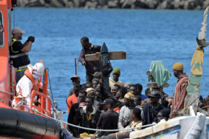 EL PINAR (EL HIERRO).- Imagen de archivo de una patera llegando al puerto de La Restinga, con 70 inmigrantes rescatados por la embarcación de Salvamento Marítimo, Salvamar Adhara, en aguas cercanas a El Hierro. EFE/ Gelmert Finol