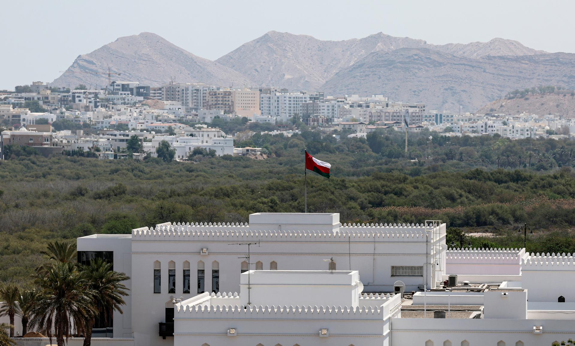 La bandera de Omán ondea en el Ministerio de Asuntos Exteriores en Muscat, Omán, el 26 de abril de 2025. EFE/ALI HAIDER