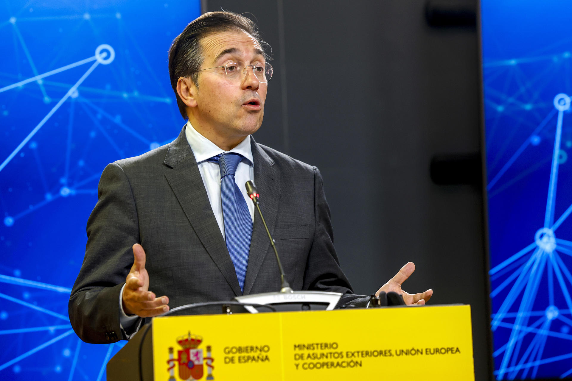 El ministro de Asuntos Exteriores, Unión Europea y Cooperación, José Manuel Albares durante la rueda de prensa tras el encuentro su homólogo alemán, Johann David Wadephul (no en la imagen) celebrada en el Palacio de Viana en Madrid este lunes. EFE/ JP Gandul