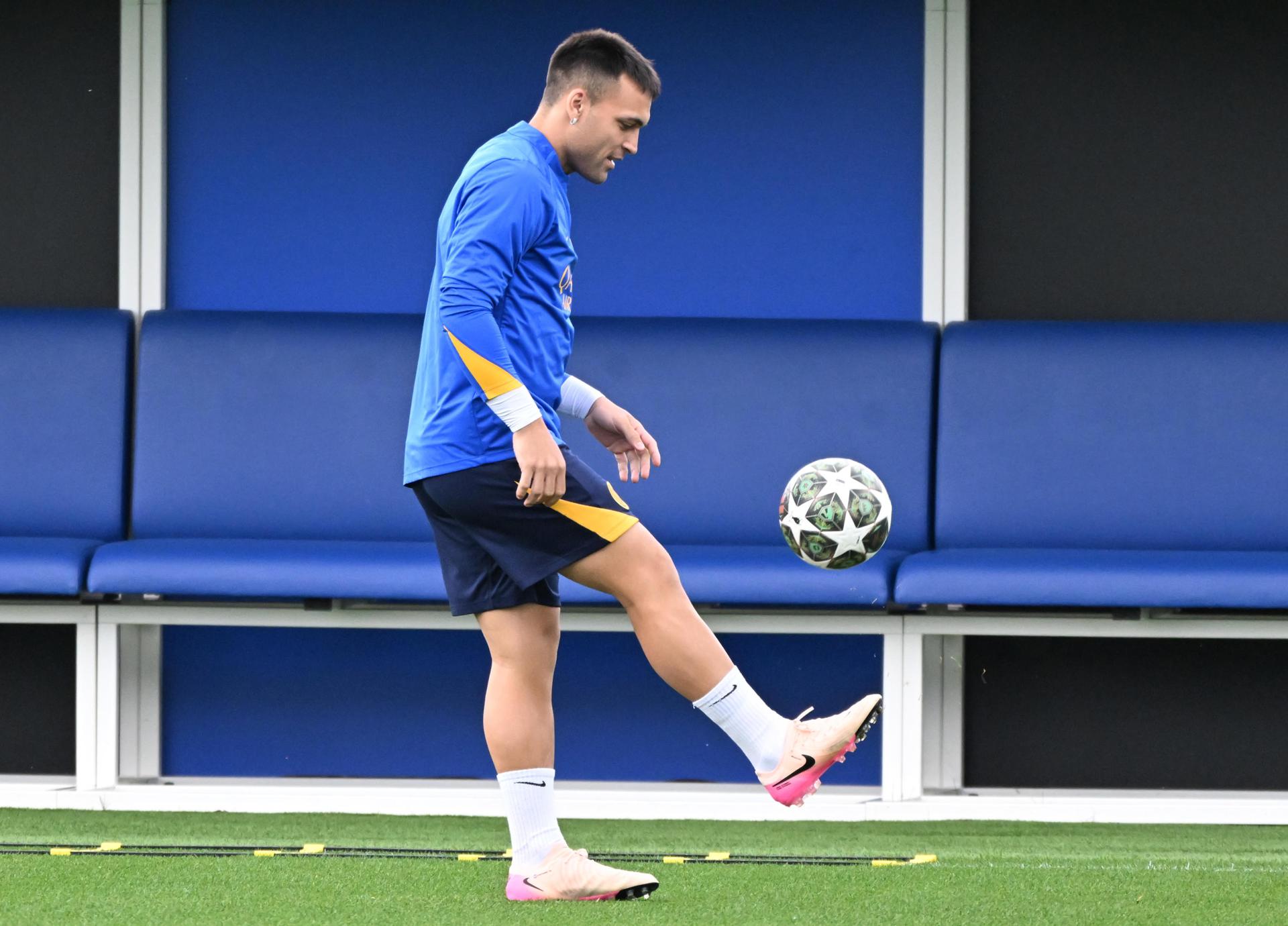El argentino Lautaro Martínez, capitán del Inter de Milán, se entrena este lunes con normalidad. EFE/EPA/DANIEL DAL ZENNARO