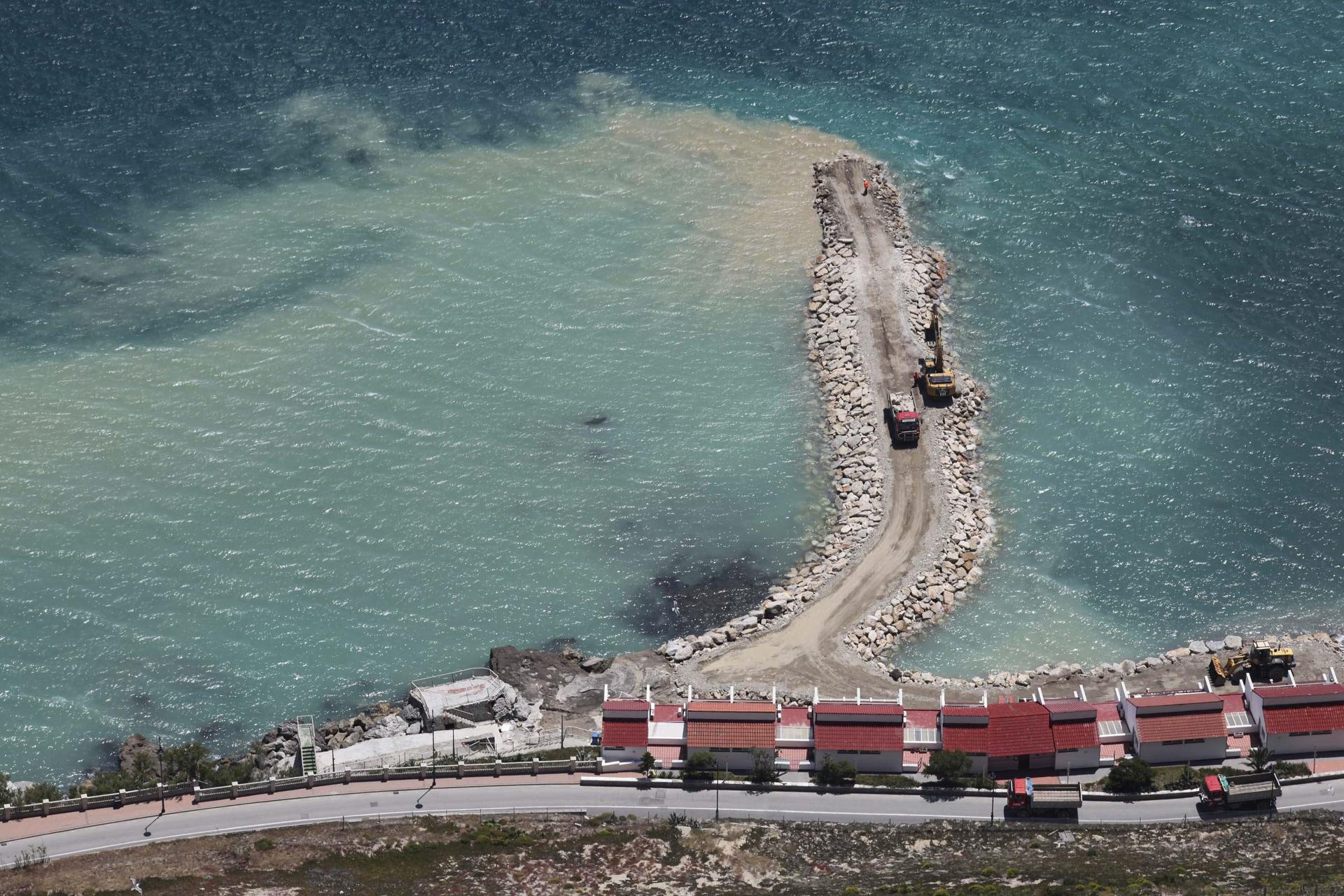 Imagen de archivo de maquinaria pesada trabajando, en un espigón en Gibraltar, lo que ha motivado que la asociación Verdemar Ecologistas en Acción haya denunciado la existencia de nuevos rellenos en la cara este de GibraltarEFE/A.Carrasco Ragel