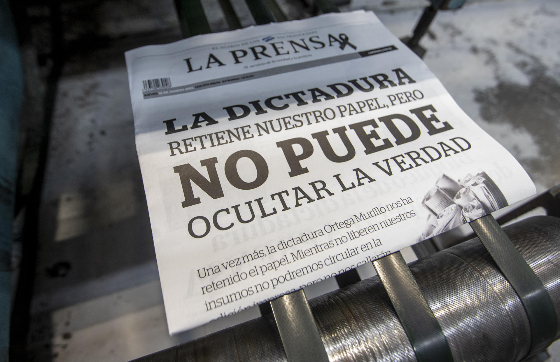 Fotografía de archivo, tomada el 12 de agosto de 2021, de la última portada impresa del diario nicaragüense La prensa, debido a que el gobierno de Nicaragua decomisó su papel, en Managua (Nicaragua). EFE/Jorge Torres