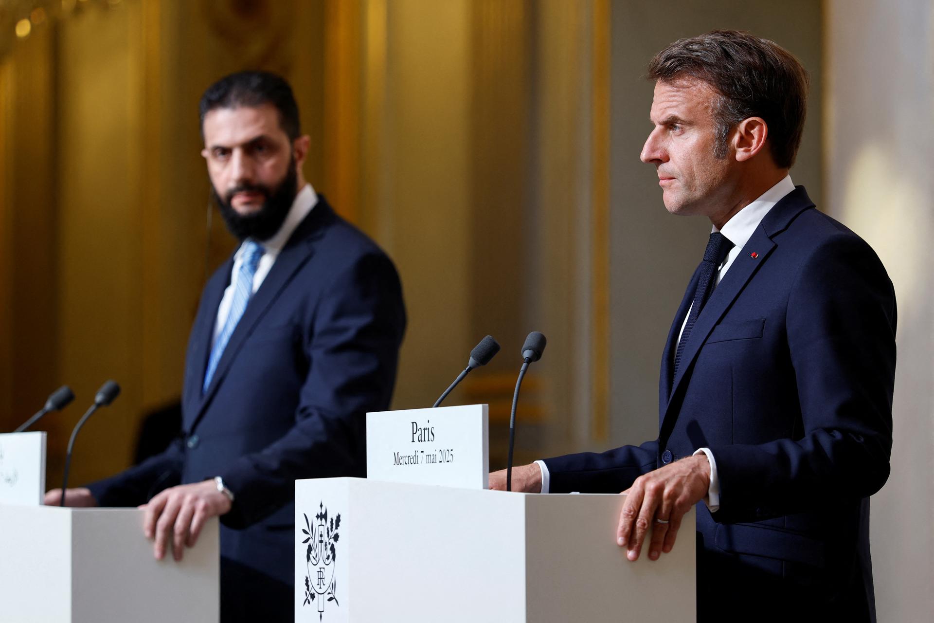 El presidente francés Emmanuel Macron (D) habla durante una conferencia de prensa conjunta con el presidente sirio Ahmed al-Sharaa (I) después de su reunión en el Palacio del Elíseo en París, Francia, 07 de mayo de 2025. (Francia, Siria) EFE/EPA/STEPHANIE LECOCQ / POOL
```
