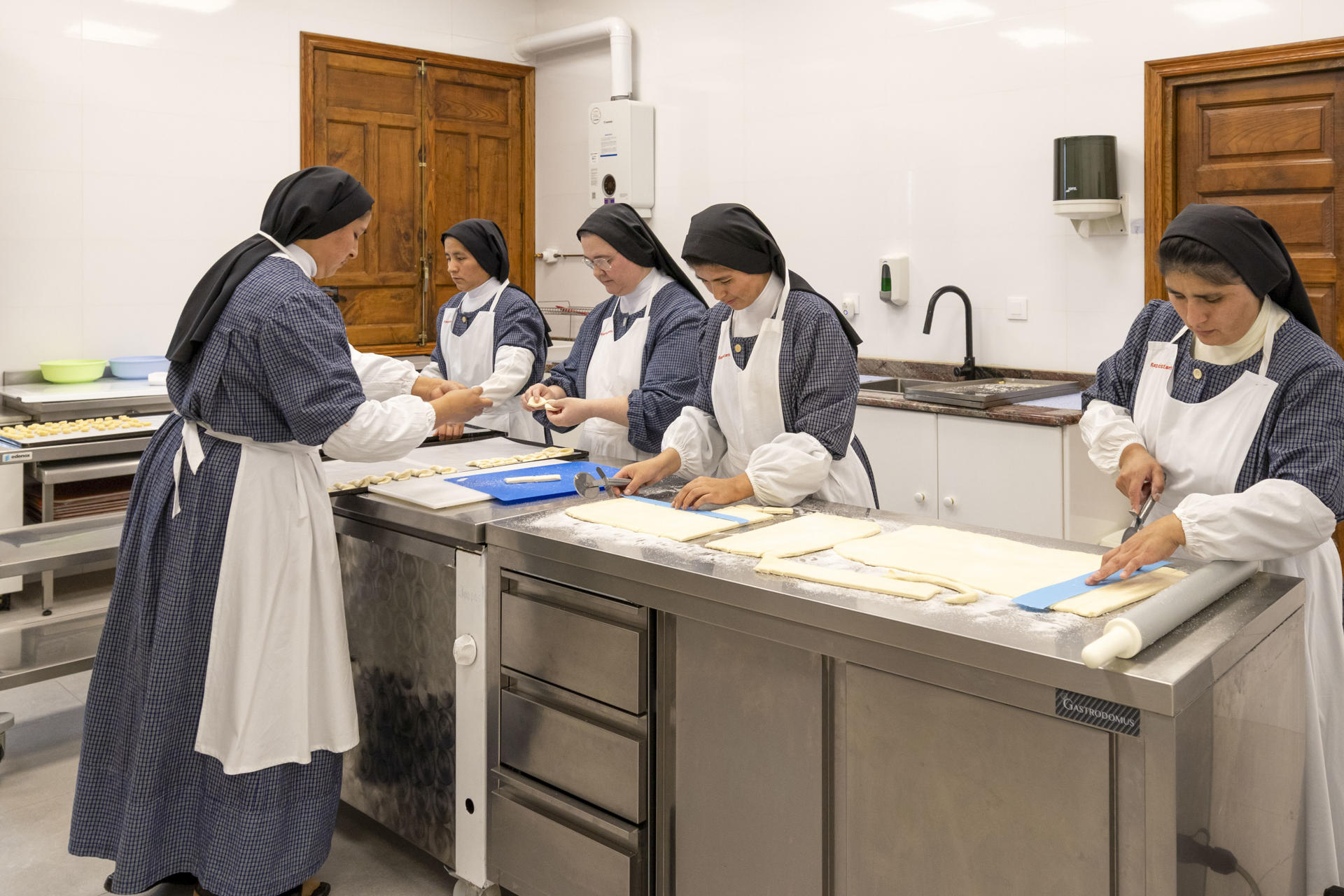 La repostería artesana a escala local ha sido durante décadas parte el trabajo de la congregación de clausura de las Carmelitas Descalzas de Torrelavega (Cantabria), pero ahora las más jóvenes ha abierto, a través de internet, una ventana al mundo a sus dulces artesanos de convento. La encargada del obrador, la hermana Teresa de la Cruz, explica a EFE que todo su trabajo es artesano, desde la elaboración de los dulces hasta su empaquetado para enviarlos a través de mensajería, una labor que les lleva media jornada a las seis monjas que participan en el proyecto. EFE/ Javier G. Paradelo