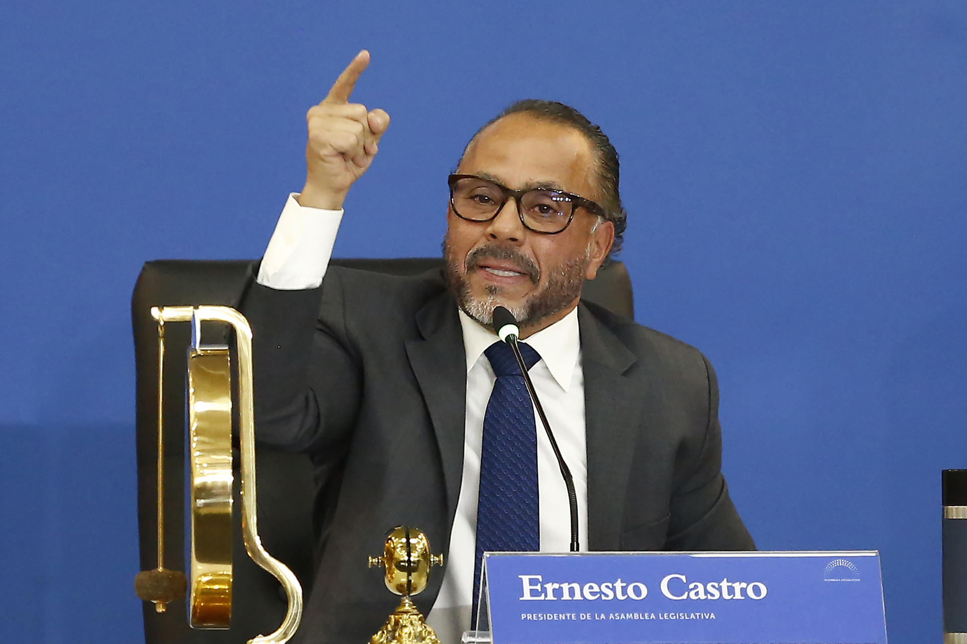 El presidente de la Asamblea Legislativa, Ernesto Castro, habla durante una sesión plenaria este 20 de mayo de 2025, en Antiguo Cuscatlán (El Salvador). EFE/ Rodrigo Sura
