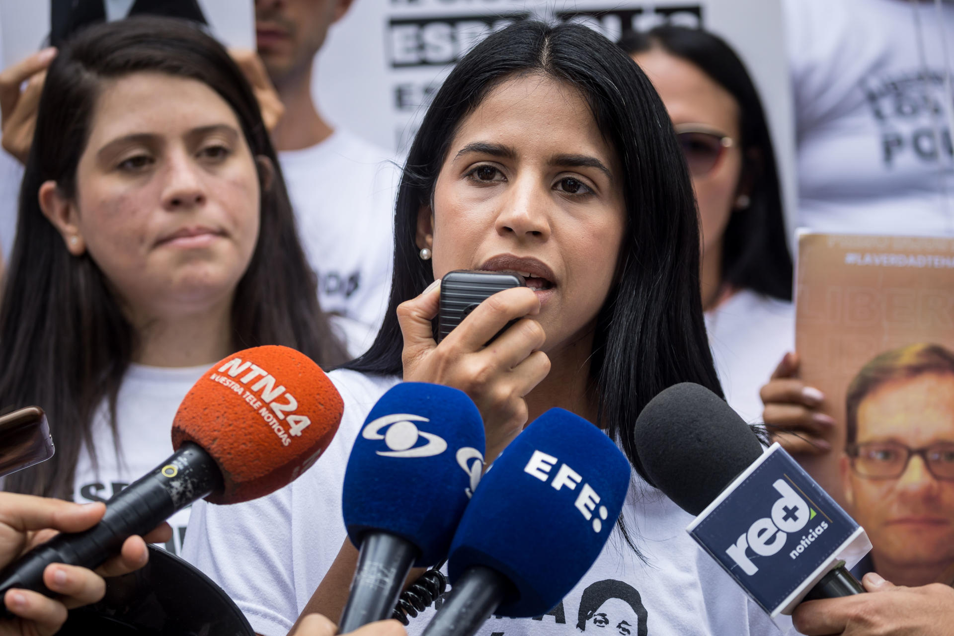 Sairam Rivas, pareja del exconcejal Jesús Armas, al hablar durante una protesta para exigir la liberación de los presos políticos en Venezuela, en las inmediaciones de la embajada de la Unión Europea, este viernes, 9 de mayo, en Caracas (Venezuela). EFE/Miguel Gutiérrez