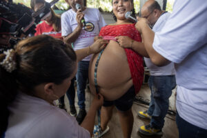 Eveling Reyes participa en el concurso 'La madre panza' este viernes, en Managua (Nicaragua). Reyes, de 28 años, con siete meses de embarazo y cuatro hijos, ganó el peculiar concurso 'La madre panza', celebrado por el Día de la Madre y en el que participaron 14 mujeres embarazadas. EFE/ Jorge Torres