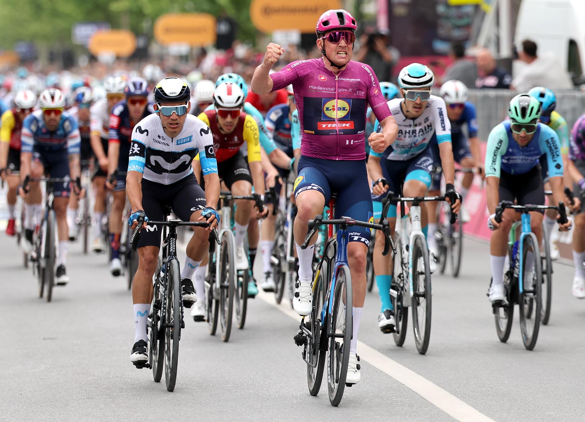 El danés Mads Pedersen (Lidl-Trek) en la tercera y última etapa del Giro de Italia 2025 en Albania,.EFE/EPA/GEORGI LICOVSKI