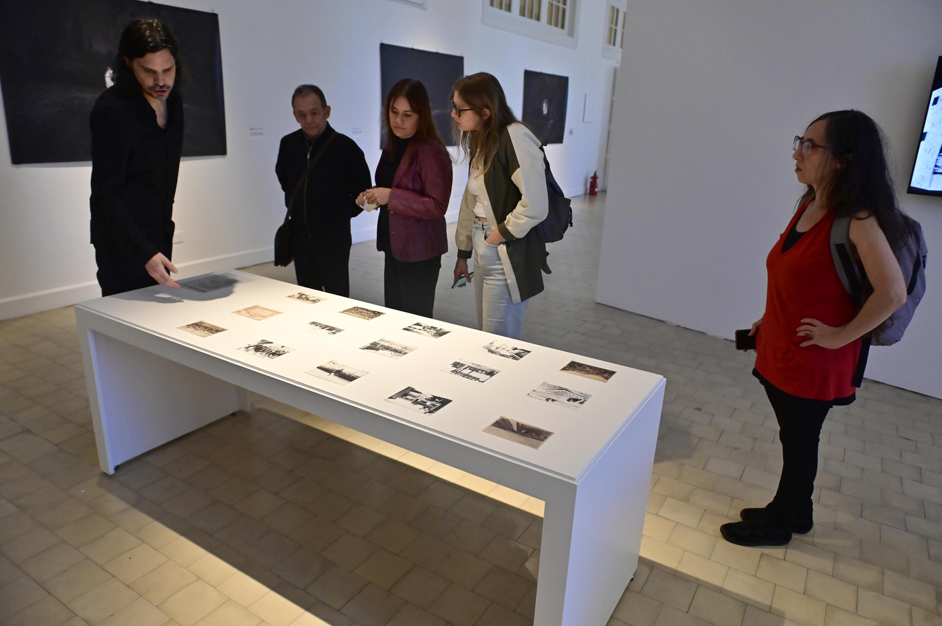 El fotógrafo español Nicolás Combarro en la inauguración de la muestra 'Representar el Silencio' este sábado, en Buenos Aires (Argentina). EFE/ Matías Martín Campaya