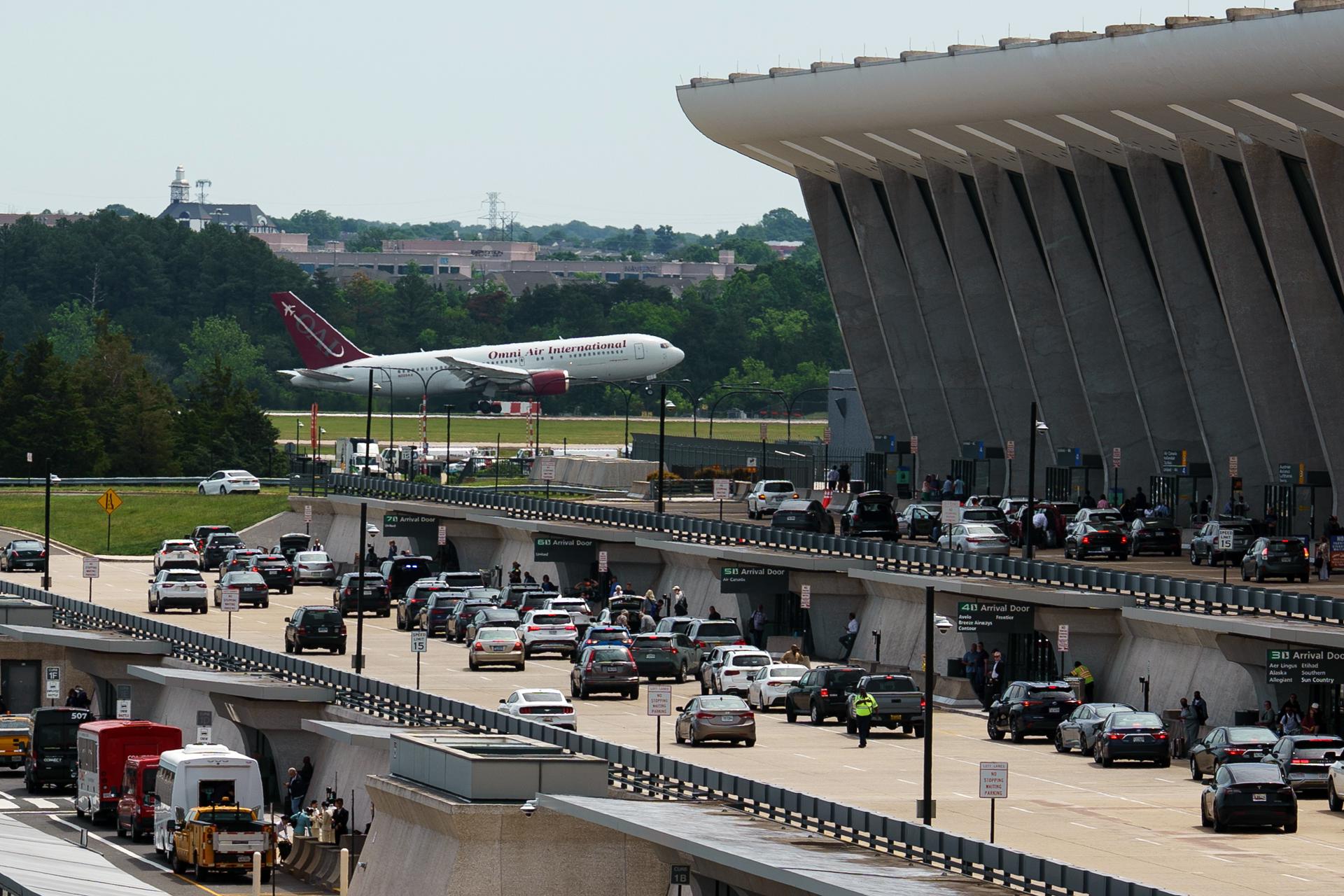 Un vuelo chárter de Omni Air International procedente de Sudáfrica aterriza en el Aeropuerto Internacional Dulles, Dulles, Virginia, EE.UU., el 12 de mayo de 2025. EFE/EPA/WILL OLIVER