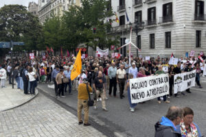 Cientos de personas se han manifestado este sábado en las calles del centro de Santander para denunciar los "macroproyectos" energéticos que se están tramitando o construyendo en la región, convocados por los colectivos vecinales en defensa del territorio. "Cantabria no se vende, Cantabria se defiende" ha sido el cántico que más sonado durante la manifestación, en la que, según las cifras de la Policía Local, han participado 1.500 personas.EFE/Kike Serrano Mirones