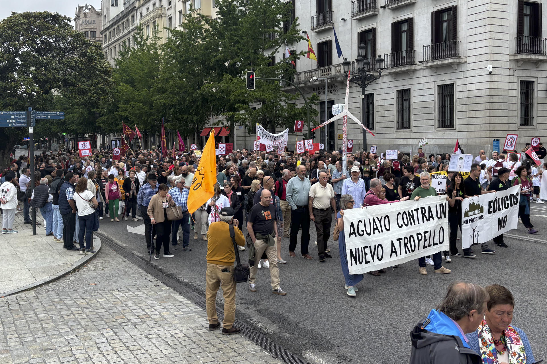 Cientos de personas se han manifestado este sábado en las calles del centro de Santander para denunciar los "macroproyectos" energéticos que se están tramitando o construyendo en la región, convocados por los colectivos vecinales en defensa del territorio. "Cantabria no se vende, Cantabria se defiende" ha sido el cántico que más sonado durante la manifestación, en la que, según las cifras de la Policía Local, han participado 1.500 personas.EFE/Kike Serrano Mirones